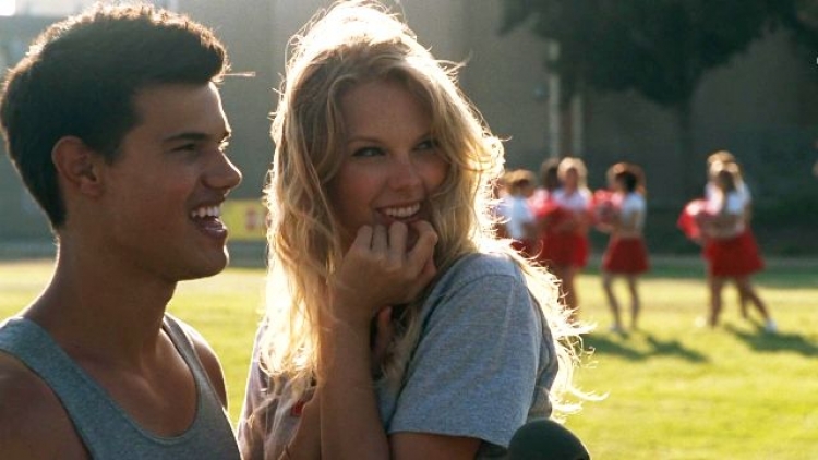 Taylor Lautner kërkon vëmëndjen e Taylor Swift nëpërmjet “Back to December” [VIDEO]