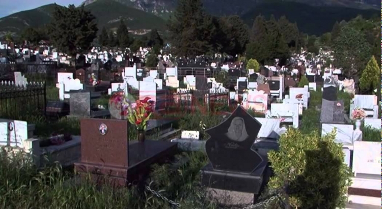Korçë: Dëmtohen varrezat, dalin jashtë eshtrat e të vdekurve