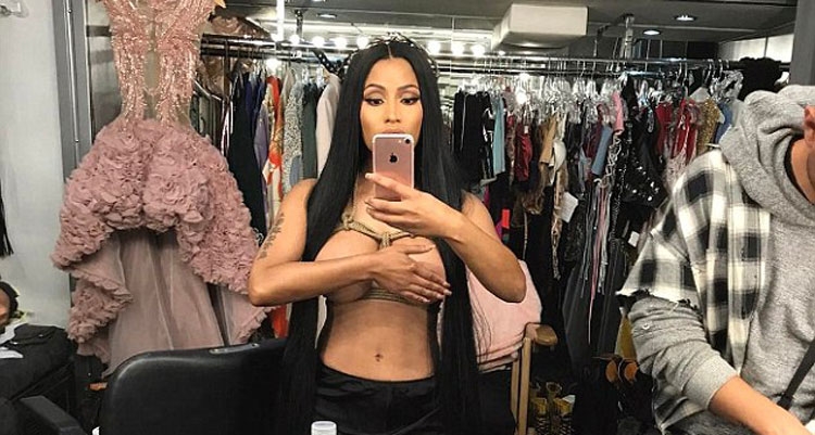 Nicki Minaj, videoklip apo film porno? Shihni si një mashkull i prek pjesët intime! [FOTO/VIDEO]