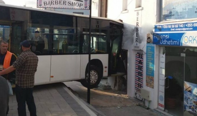 Tiranë/ Del nga rruga autobusi i Kamzës dhe merr para babë e bir [FOTO]