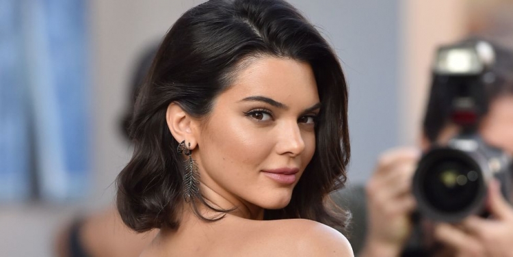 U përfol se është shtatzënë, Kendall Jenner reagon në mënyrë epike [FOTO]