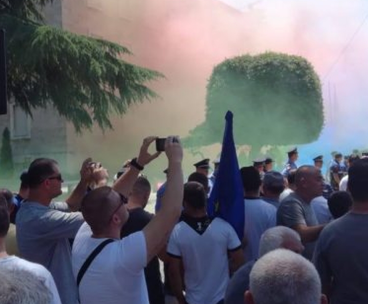 Protesta e opozitës, hidhen tymuese drejt Ministrisë së Brendshme, rrëzohen kangjellat