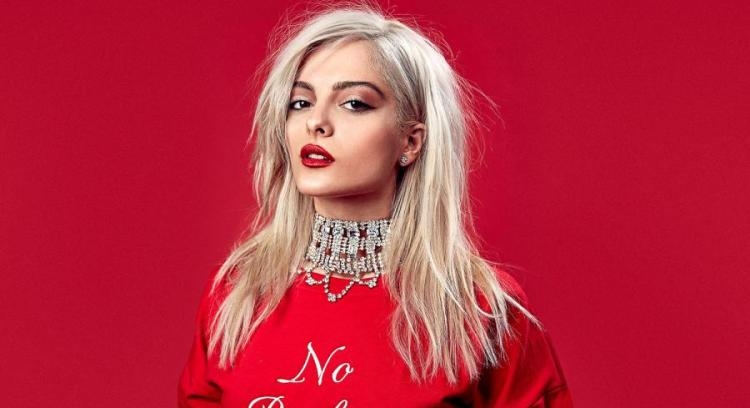 Bebe Rexha provokon ndjekësit, tregon rezultatet e palestrës duke filmuar të pasmet në pasqyrë [FOTO]