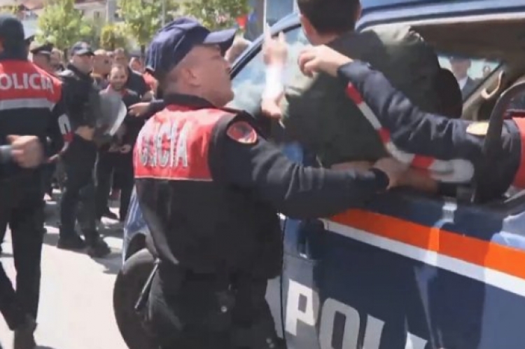 Tension te Unaza e Re, banorët konfrontohen me policinë