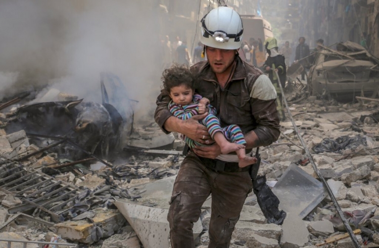 Izraeli evakuon 'helmetat e bardha'