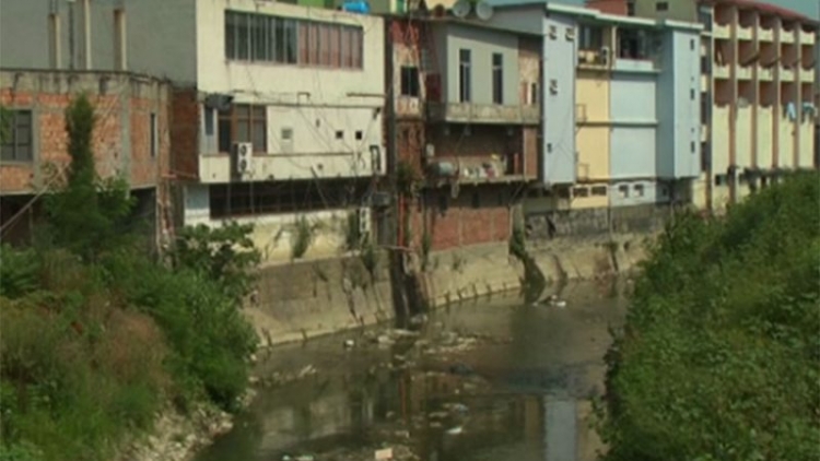 Protestë në Rrogozhinë për përmbytjet: Asnjë masë në argjinaturën e Shkumbinit