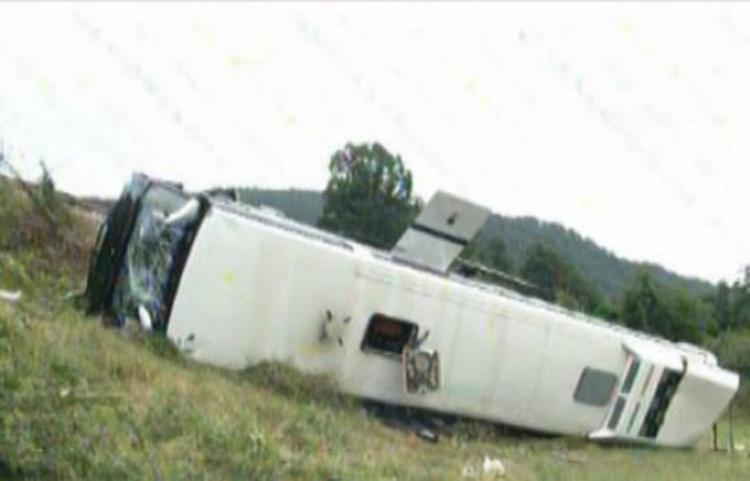 Autobusi i linjës Burrel-Tiranë aksidentohet rëndë