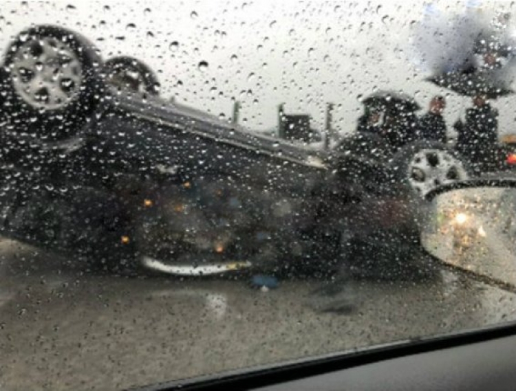 Aksident i rëndë në autostradën Tiranë-Durrës në afërsi të Sukthit, përmbyset makina, raportohet i plagosur shoferi