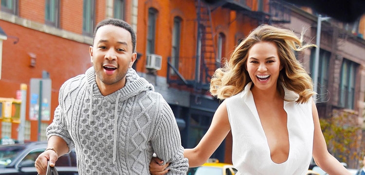 John Legend dhe Chrissy Teigen të pahijshëm në publik, dora 