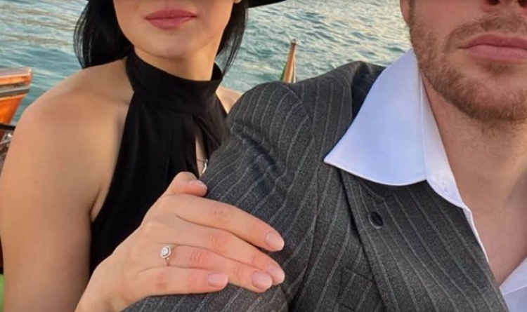 Ajo tha PO! Këngëtari i famshëm shqiptar kurorëzon dashurinë! (Foto)