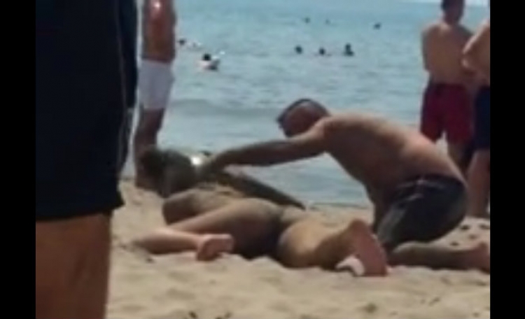 Dru në plazh. Pamjet e tmerrshme tregojnë dhunën ndaj një vajze të dehur…[VIDEO]