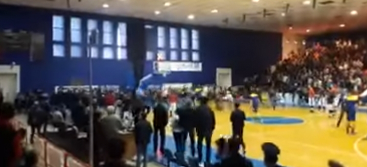 Tiranë Degjeneron në sherr masiv mes tifozëve të Tiranës dhe Shkodrës finalja e superkupës në basketboll  [VIDEO]