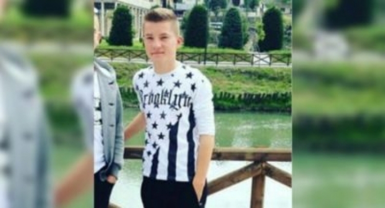 Vrau me thikë 15-vjeçarin, Gjykata e Durrësit ka dhënë masën “arrest me burg” për 17-vjeçarin Devid Lalën