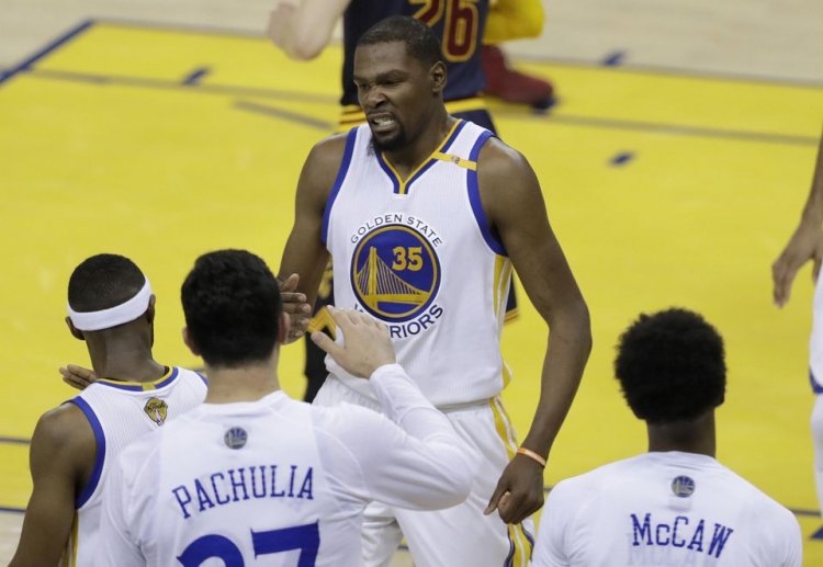 Golden State fiton finalen e parë, Durant 