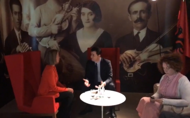Kush i merr mendjen Romana Vllahutin-it në takimin mes Lulzim Bashës dhe Mogherinit? [VIDEO]
