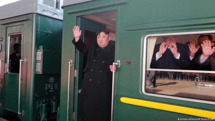 Kim Jong Un,  udhëton me tren të blinduar për të takuar Trump