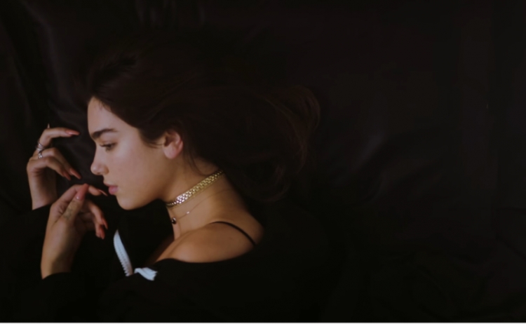 Dua Lipa është duke menduar për ty! [VIDEO]