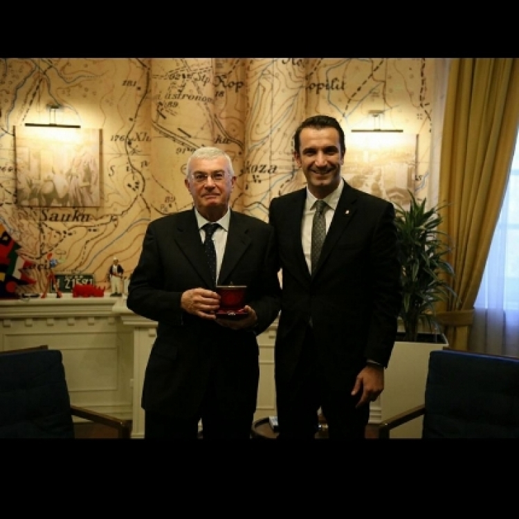 Profesori Italian i njohur për tranplantin e palcës së kockës Stefano Guidi është dekoruar nga kryetari i bashkisë Tiranë Erion Veliaj