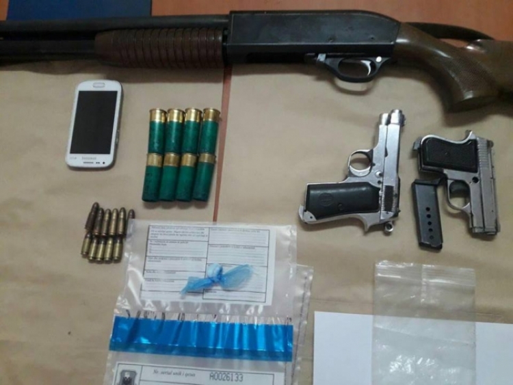 Kukës, me armë dhe drogë në banesë, policia arreston shtetasit Hasan Spahiu, 24 vjeç dhe Urim Uka, 23 vjeç
