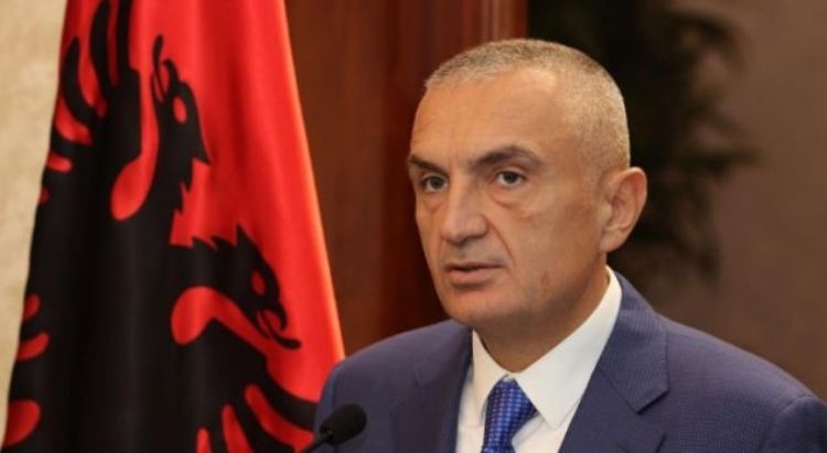 Presidenti Meta mesazh të rëndësishëm shqiptarëve: “Porosia e Nënë Terezës të na shërbejë si shembull!”