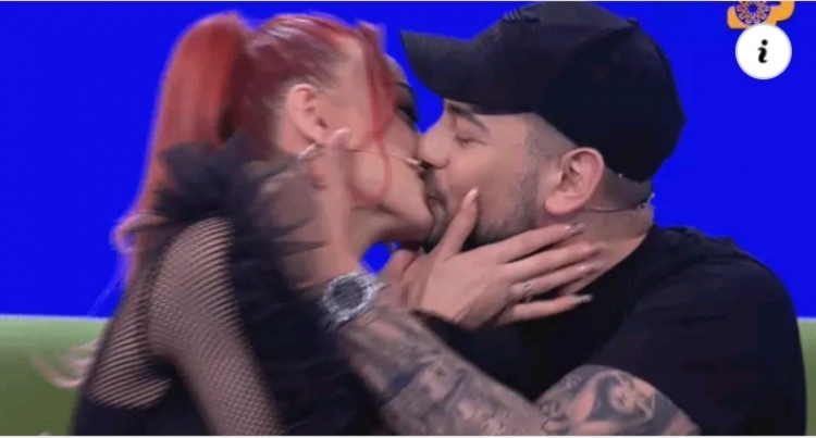 Zyrtarisht të bashkuar! Andi i bën surprizën romantike Melisës!