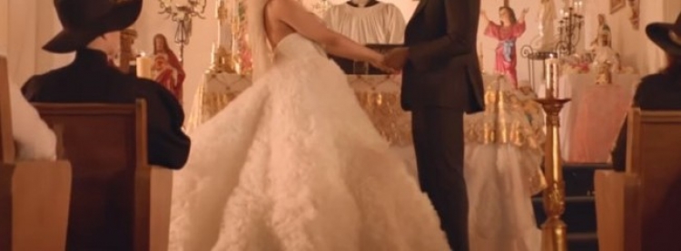 Këngëtarja e njohur e kthen dasmën në tragjedi [VIDEO]