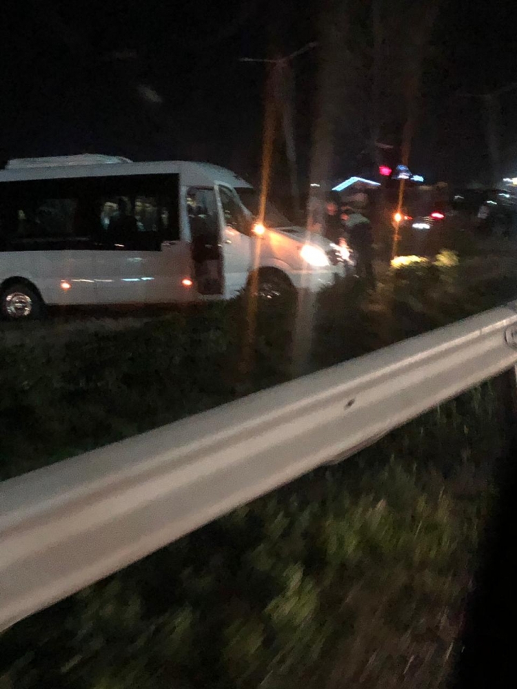 Aksident në autostradën Tiranë – Durrës, përplaset furgoni me pasagjerë[FOTO]