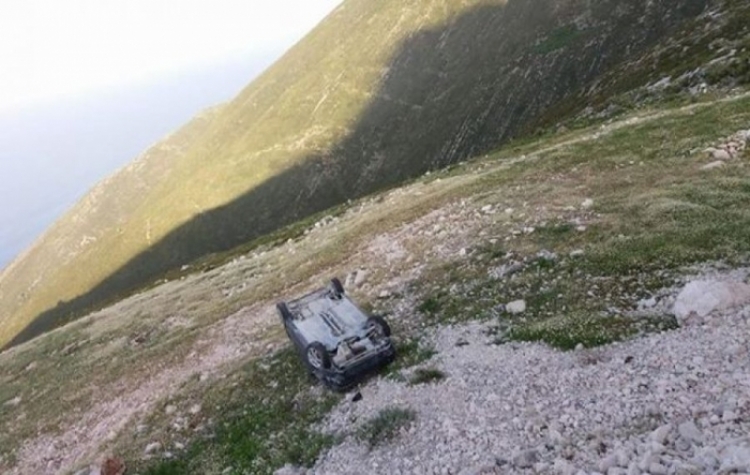 Aksident në Llogara në orët e para të mëngjesit, drejtuesi humb kontrollin, përmbyset automjeti, raportohen vetëm dëme materiale