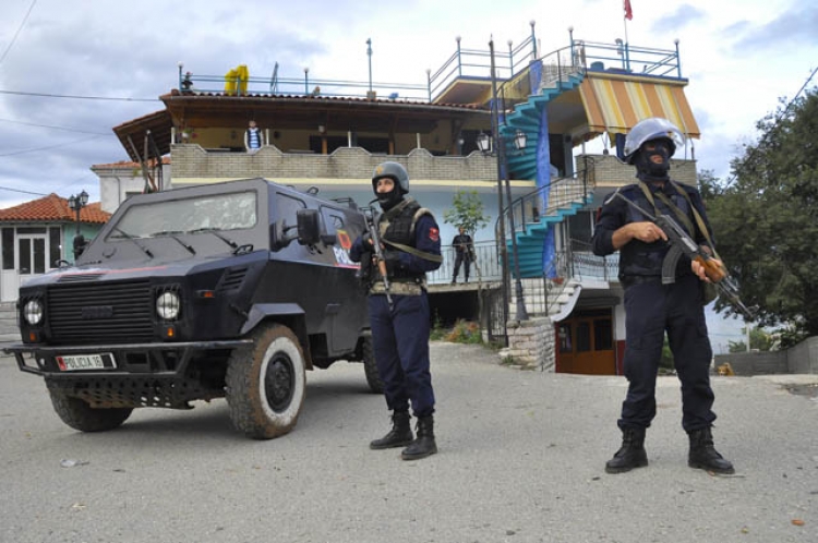 Telefonata “çon në këmbë” Policinë e Gjirokastrës, blindohet Lazarati
