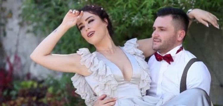 Vajza, me siguri edhe ju mezi po e prisni një dhuratë luksoze nga i dashuri juaj, si ajo e Besit për Xhensilën! Por si fillim shihni surprizën që ai i bëri [FOTO]