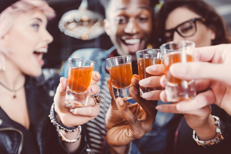 Kush janë mitet mbi alkoolin, që në fakt janë thjesht mashtrime?