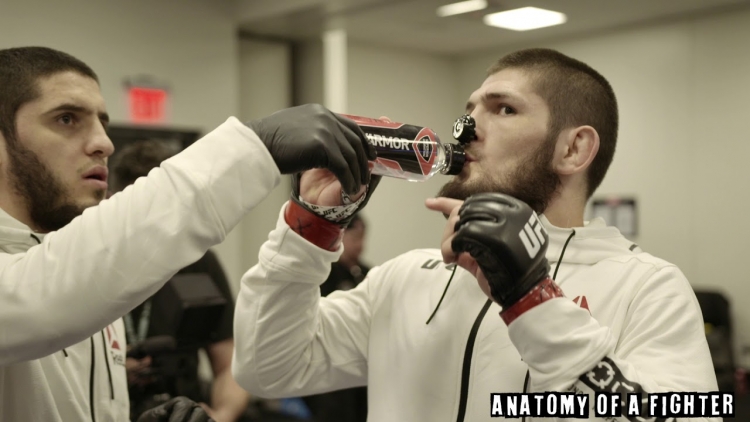 Shumë emocionuese! Del video-ja ku “shqiponja” Khabib përgatitet përpara fillimit të ndeshjes