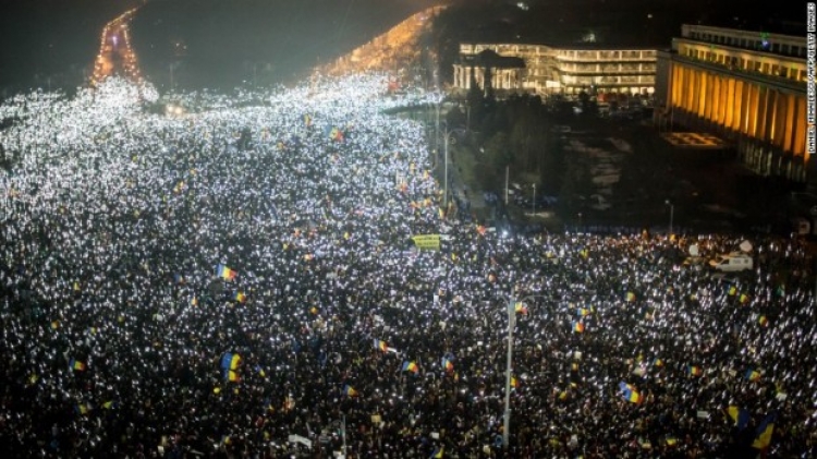 Historike, 500 mijë protestues mblidhen në shesh kundër kryeministrit të vendit