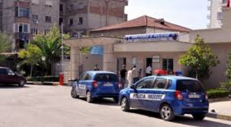 Shpërthim tritoli në Vlorë, pakoja u gjet në hyrje të lokalit