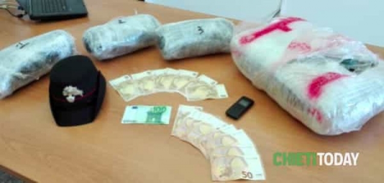 Po udhëtonte me familjen, arrestohet shqiptari pasi ju gjetën në makinë 8kg marijuan