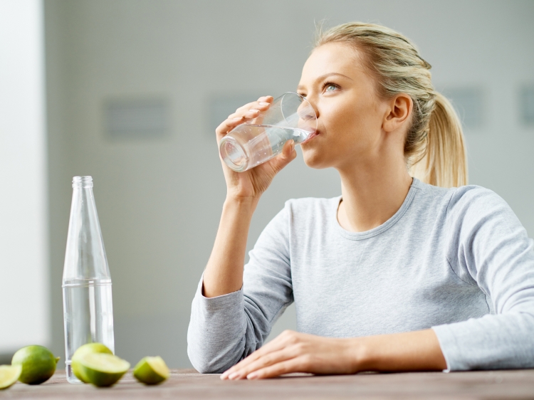 A po pini mjaftueshëm ujë? Ja pse duhet ta bëni: