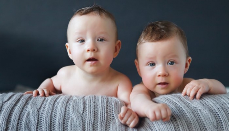 Ekpsertët tregojnë çfarë ndikon për sjelljen në jetë të binjakëve