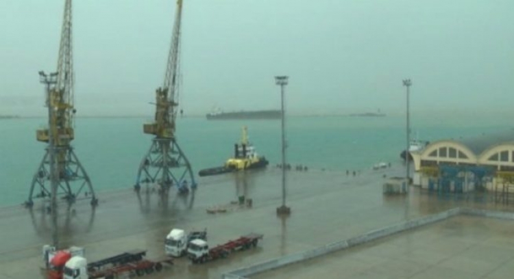 Shi, breshër dhe erë e fortë, pezullohet puna në portin e Durrësi [VIDEO]