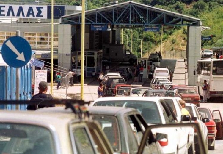 Kthimi i emigrantëve shkakton radhë të gjata në doganën e Kapshticës