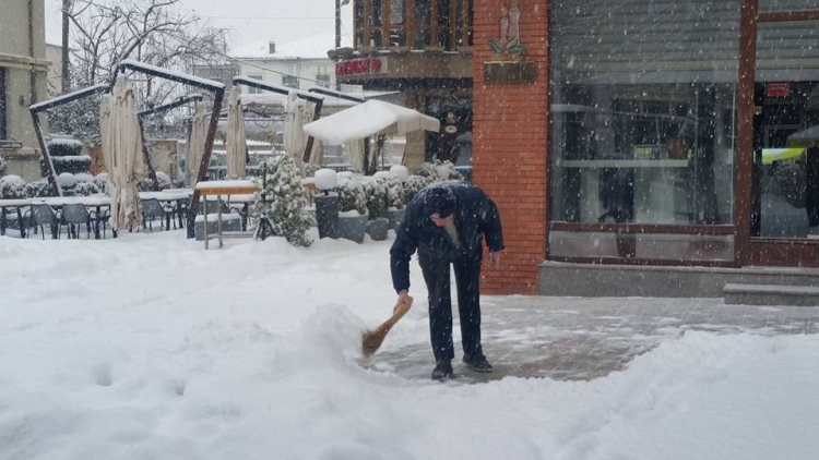 Ju sjellim një kolazh me foto nga bardhësia që bora shtroi në rrugët e vendit