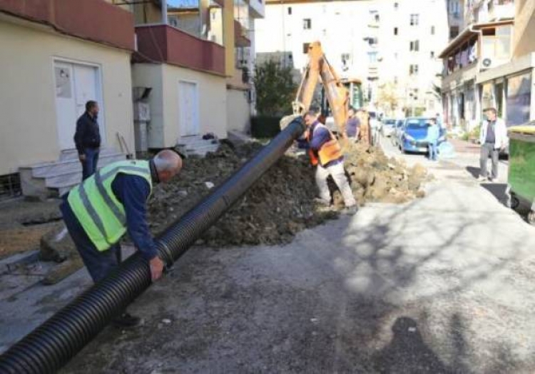 Bashkia Tiranë nis punimet, rrjet i ri kanalizimesh te  blloku “Vasil Shanto” e Siri Kodra