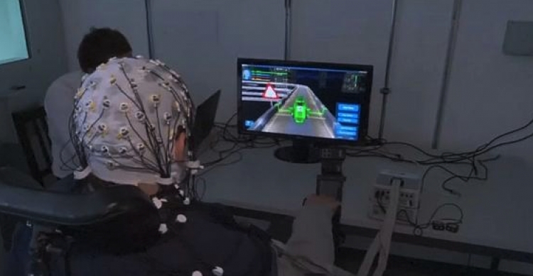 Shkencëtarët zvicerianë kanë krijuar një video-game që kontrollohet përmes trurit [VIDEO]