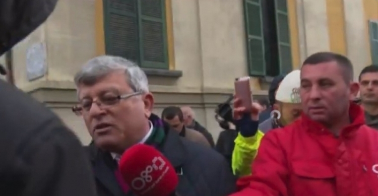 Deputeti i PS-së, Ismet Beqiri përplaset me protestuesit e rafinerisë së Ballshit: “Nuk me provokon dot njeri mua