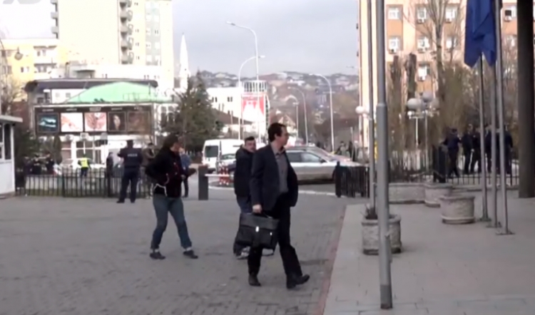 Kosovë, deputeti i Vetëvendosjes, Albin Kurti është sulmuar me vezë në hyrje të Kuvendit nga dy persona