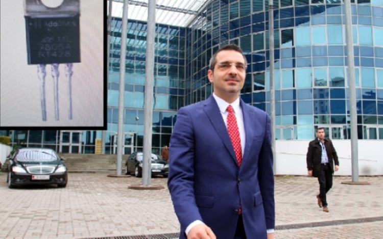 Saimir Tahiri mbërrin pranë ambjenteve të Prokurorisë së Krimeve të Rënda.