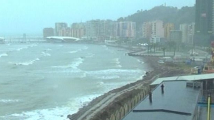 Moti i keq, pezullohet lundrimi në portin e Vlorës, dallgët kanë arritur deri në 9 ballë në det të hapur