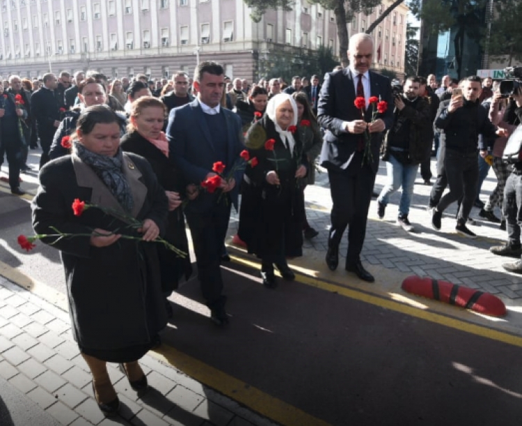 Përkujtohen të vrarët e “21 janarit”, kurora me lule në Bulevard [FOTO]