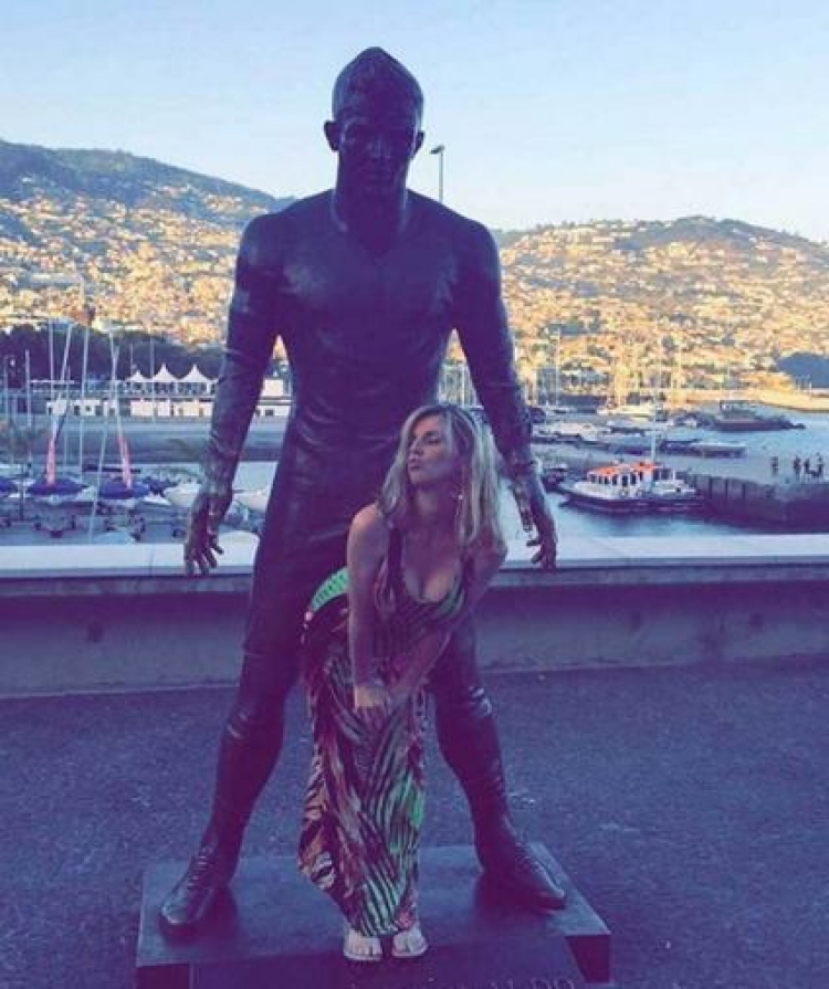 Statuja e Ronaldos çmend fansat [FOTO]