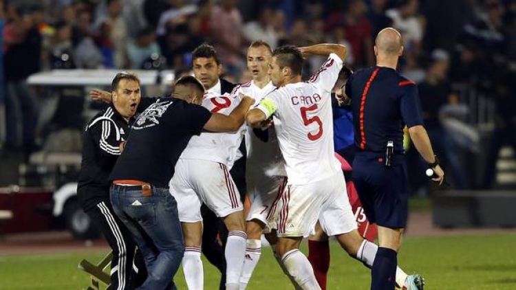 Edhe pse nuk është më kapiten, shihni si i mbron SHQIPTARËT Lorik Cana![VIDEO]
