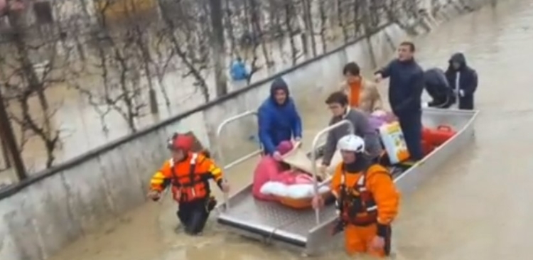 Evakuohen banorët tek zona e “Urës së Gjolës”, Emergjencat Civile shpëtojnë një vajzë të paralizuar